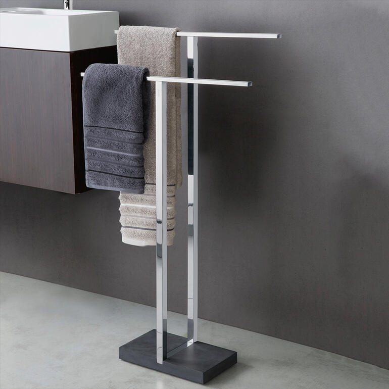 Moderne Handtuchhalterung mit zwei Stangen für Handtücher.