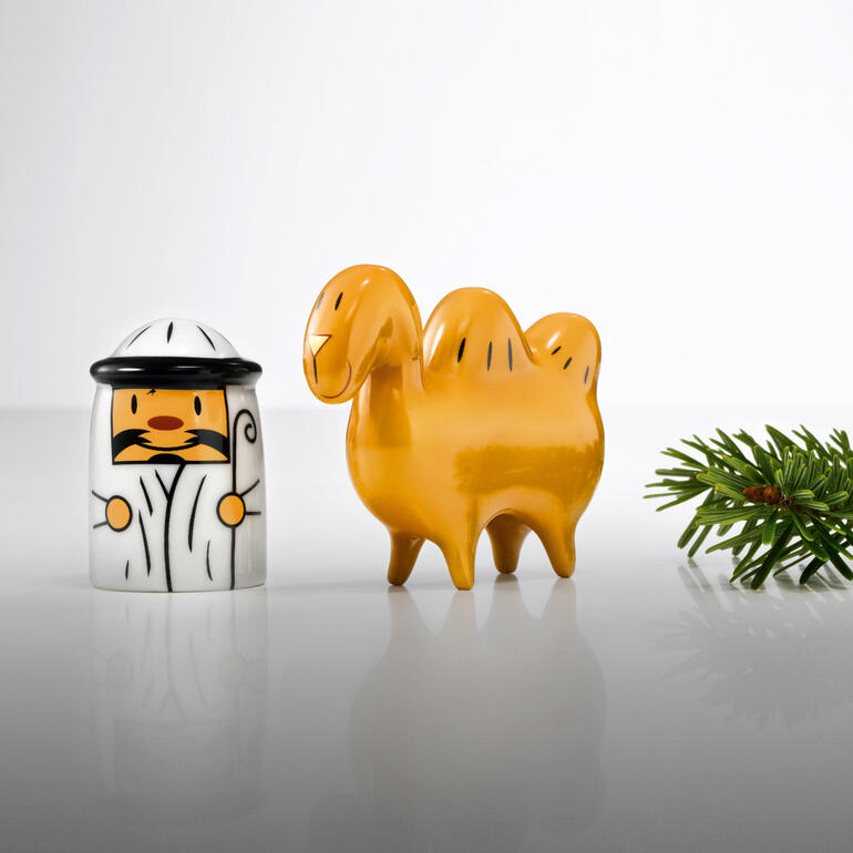 Zwei Figuren einer Weihnachtskrippe: ein Kameltreiber und ein Kamel