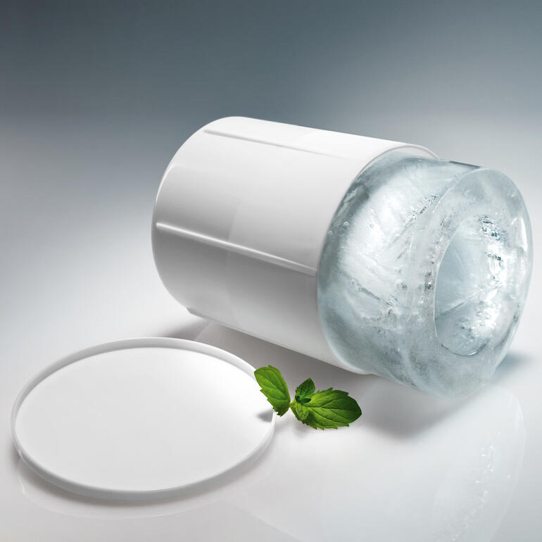Der gefrorene Ring lässt sich ganz einfach aus dem mitgelieferten Kunststoffbehälter lösen. Eis-Cooler mit transparentem Eisblock und Deckel