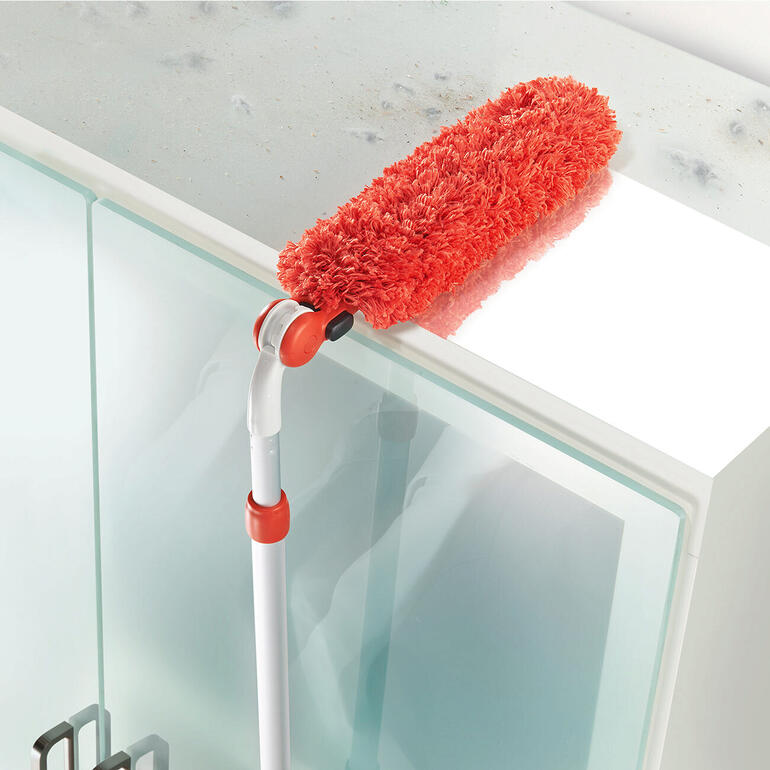 Handstaubwischer auf flacher Oberfläche ohne Staub