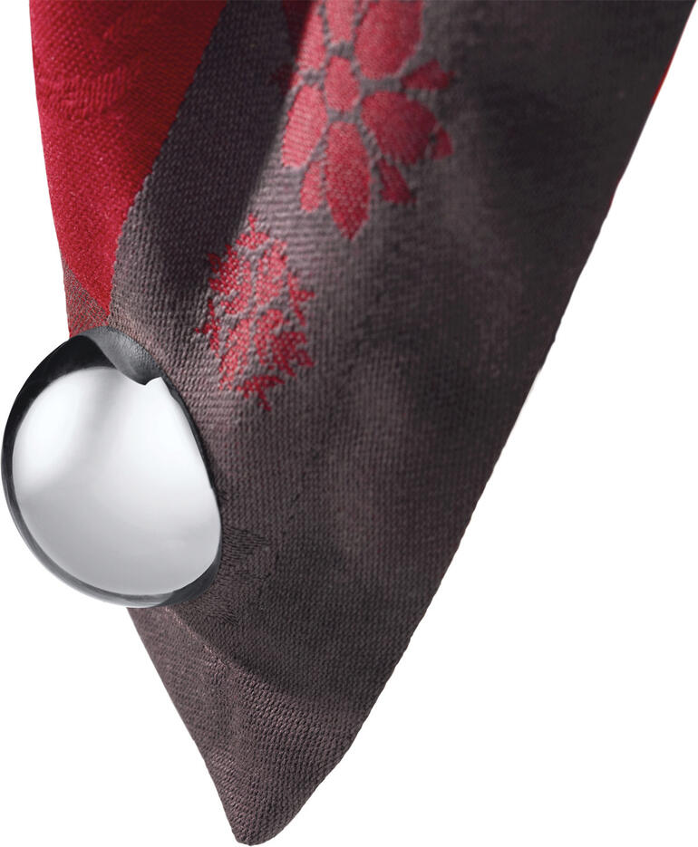 Tischtuchmagnet an einer Tischdecke befestigt.