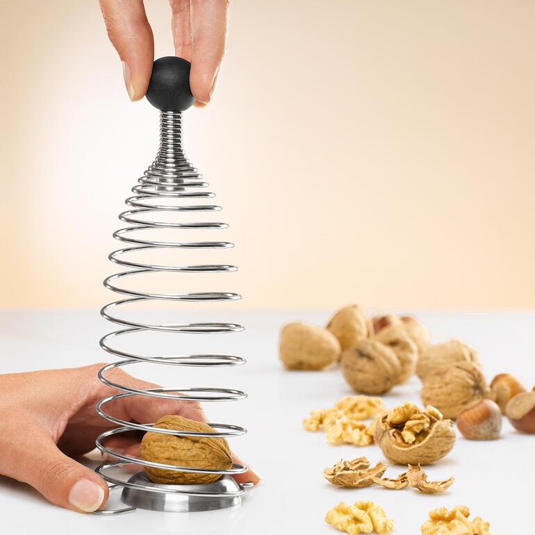 Nussknacker Naomi, Spirale zum Knacken von Nüssen in der Anwendung.