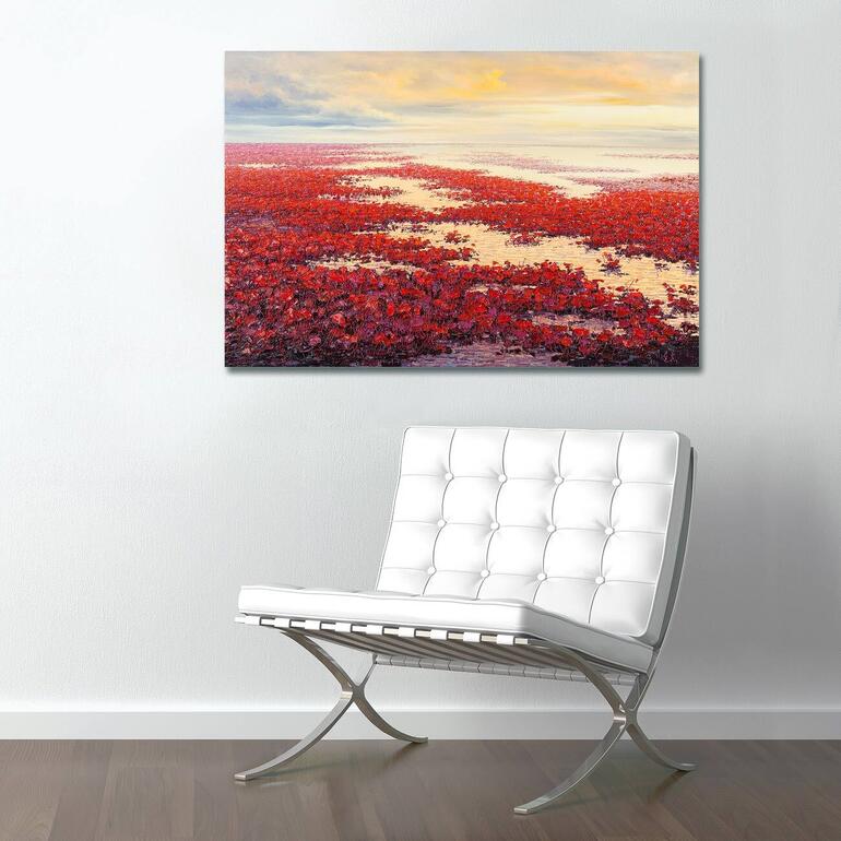 Pei Lian Zhi – Spring Gemälde mit roten Blumen an einer Wand über einem weißen Stuhl