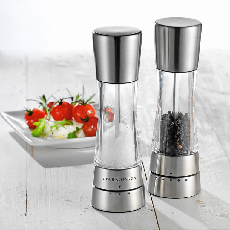 Salz- und Pfeffermühlen von Cole & Mason neben einem Salat