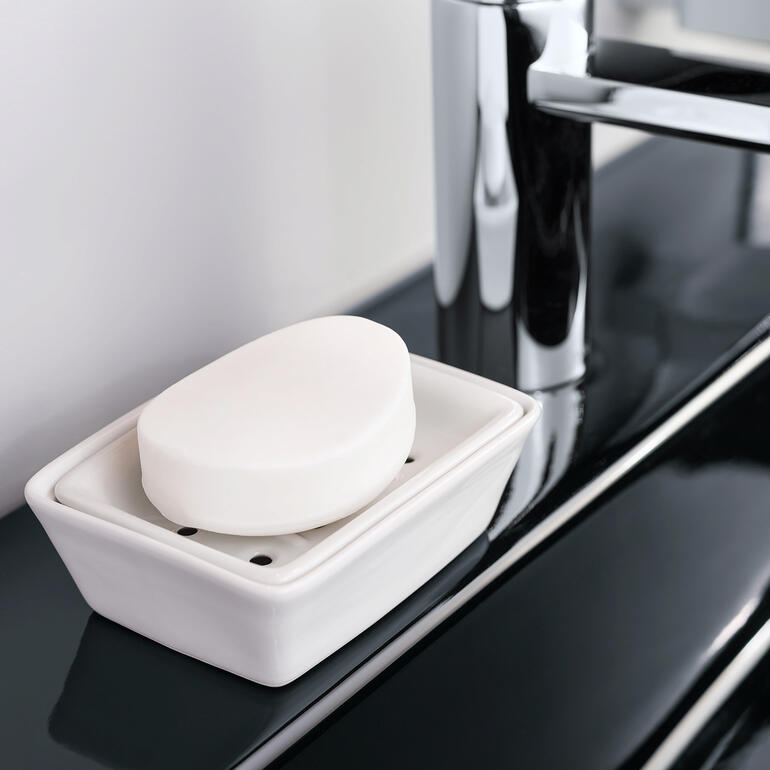 Porzellan-Seifenschale mit einer Seife darauf, elegant platziert.