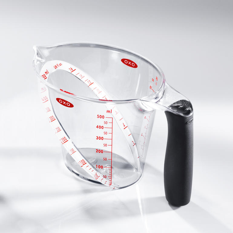 OXO-Messbecher, 500 ml, transparent mit roten Skalenmarkierungen.
