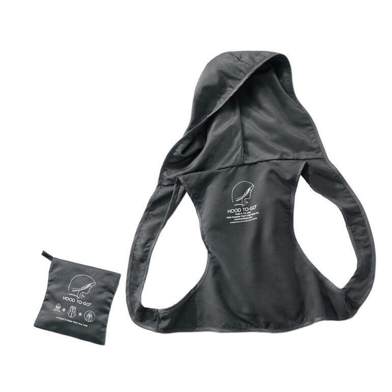 Hood To Go in komprimierter Form neben ausgeklappter Jacke auf hellem Hintergrund.