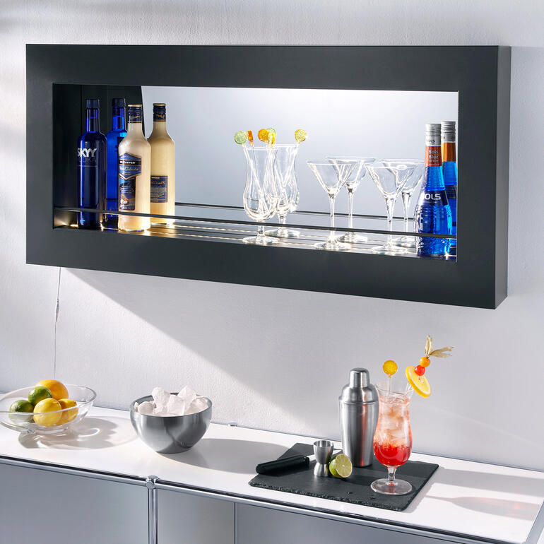 LED Spiegel-Regal mit Getränken und Gläsern auf einem Tisch, beleuchtet.
