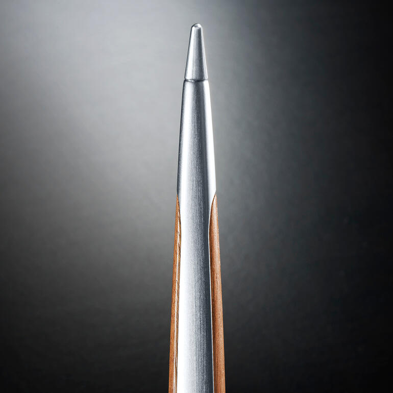 Die Metallmine oxidiert auf Papier, aber hinterlässt keine Spuren auf Kleidung. Spitze des Pininfarina Ethergraf®-Stifts