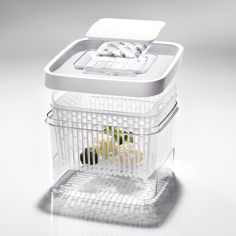 Greensaver™ Frischeboxen Transparente Frischebox mit grünem Gemüse, gestapelt mit Deckel.