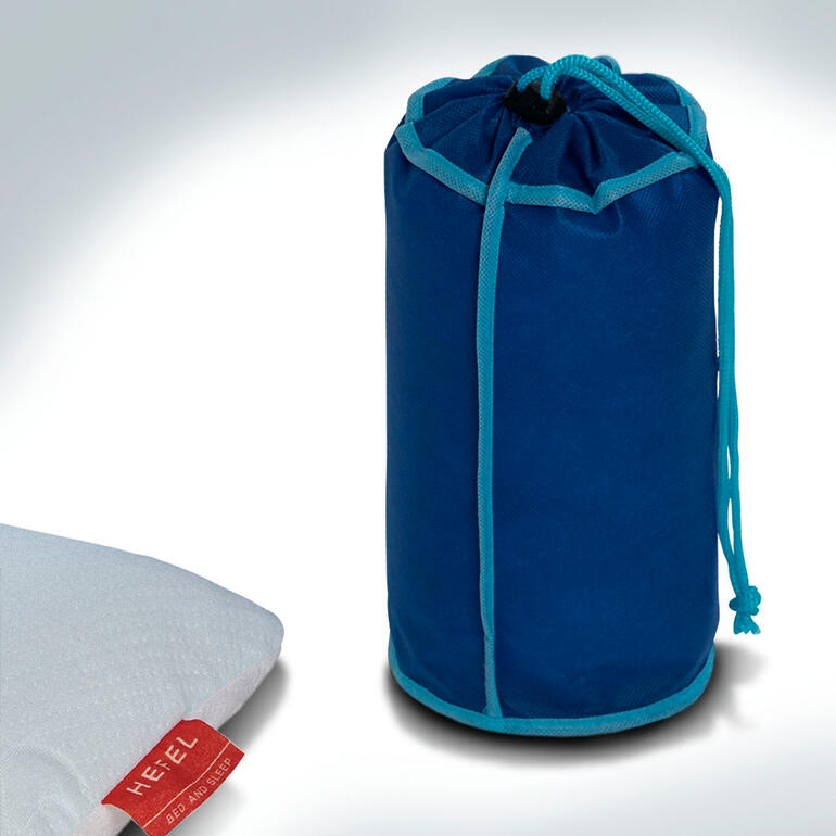 Zusammengepacktes Visco-Cool-Reisekissen in einer blauen Tragetasche.