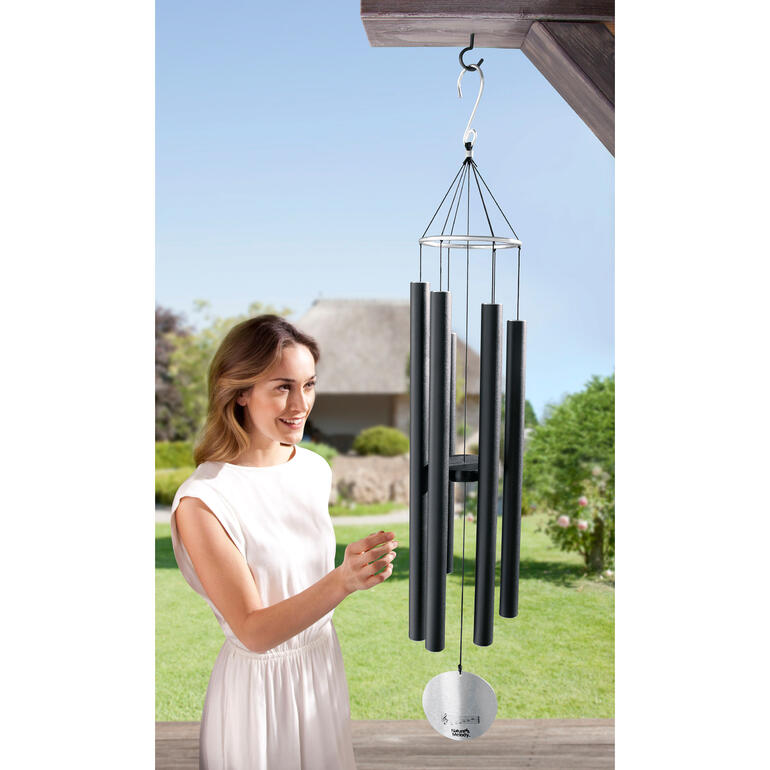 Gigantisches Wind-Klangspiel von 106 cm hängt im Freien vor einer verdeckten Terrasse.
