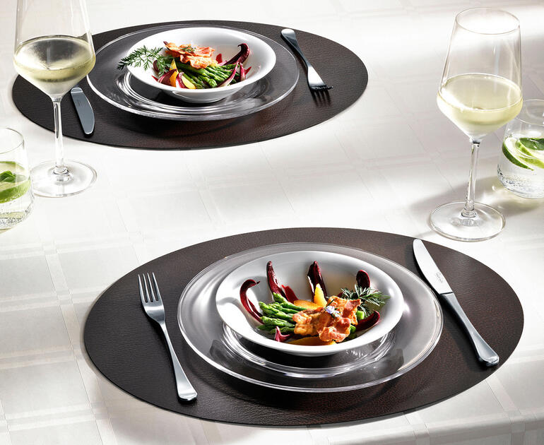 Zwei elegante Platzsets mit gedecktem Tisch.