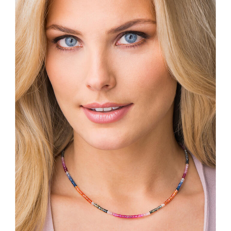 Frau trägt die Saphir-Kette, Blick auf ihr Gesicht.