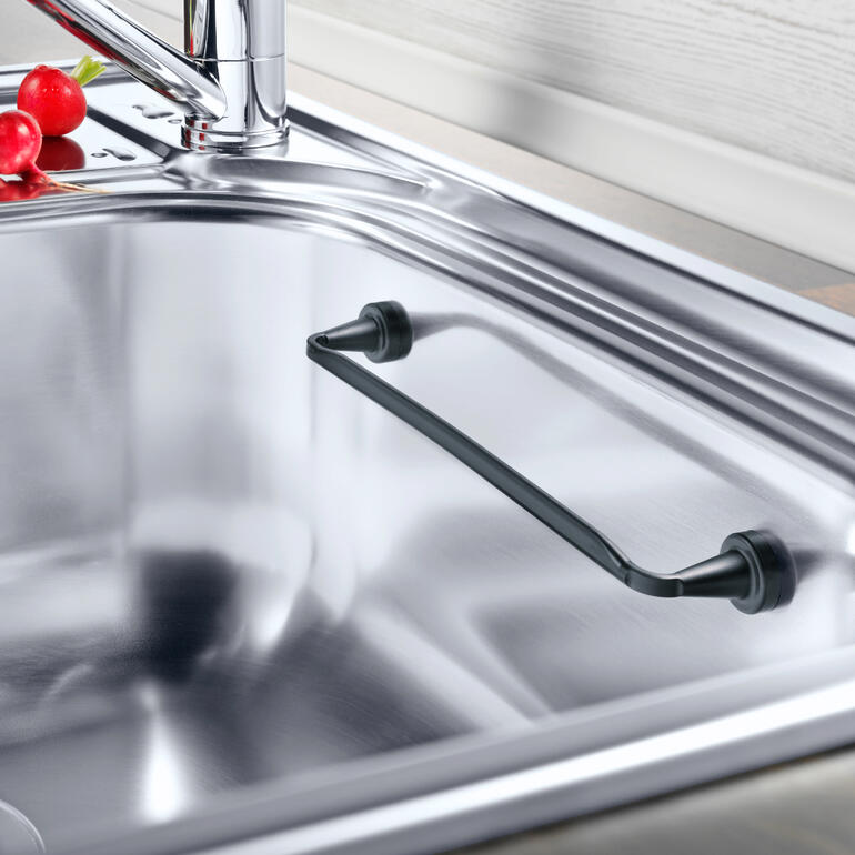 Magnetische Spültuch-Reling an einer Edelstahlsenkgrube.