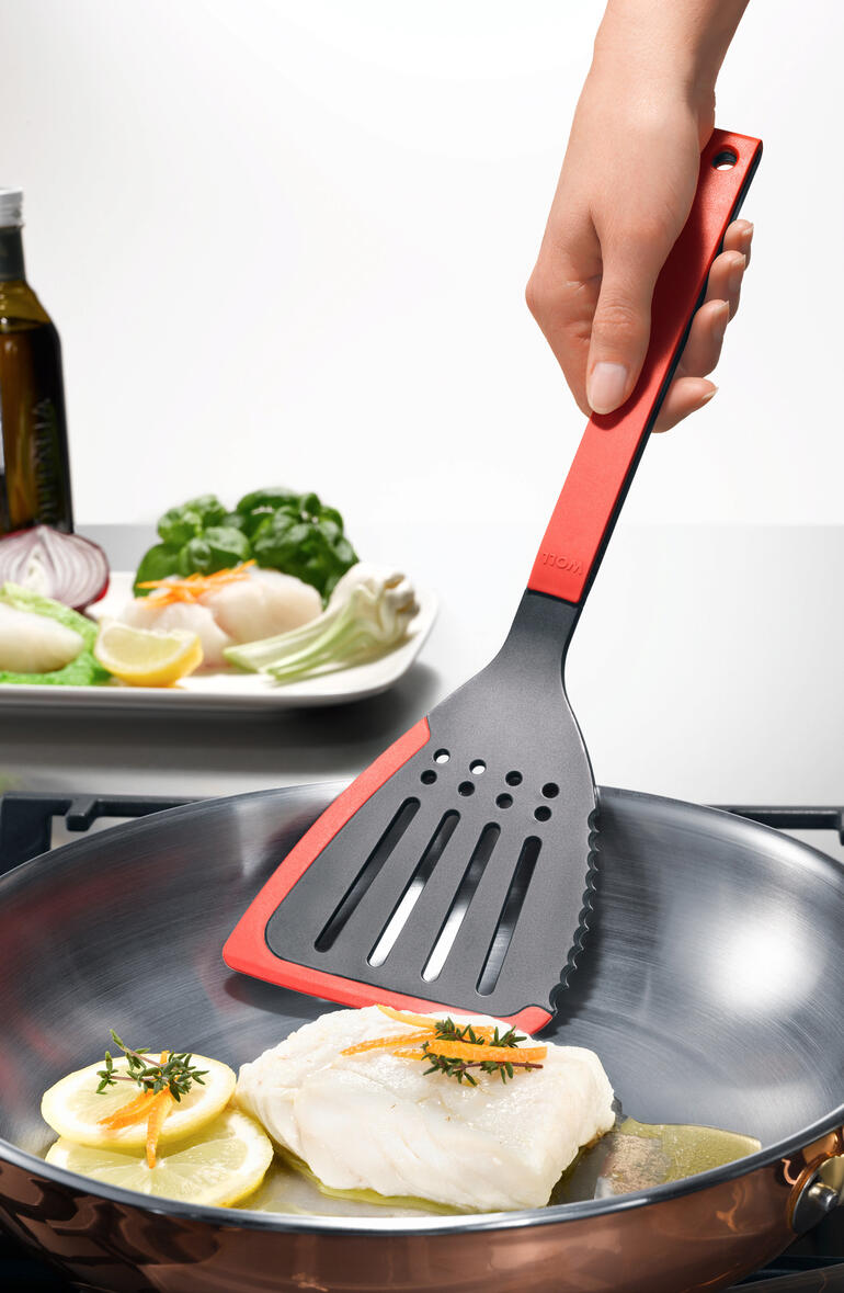 Pfannenwender „Flip it“ beim Wenden eines Fischfilets.