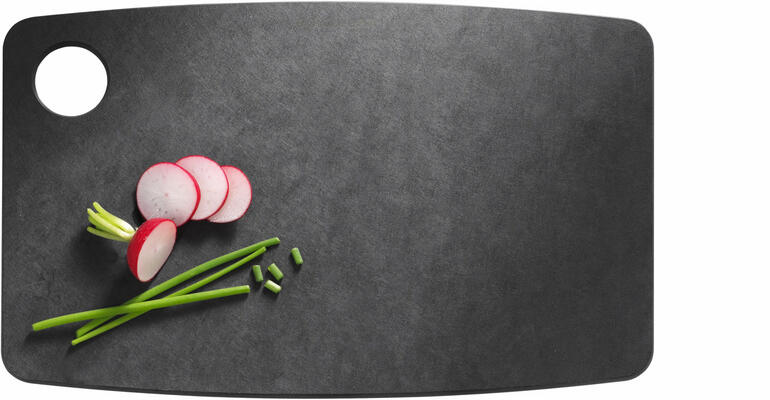 Kleines JADE Schneidbrett mit Gemüse.