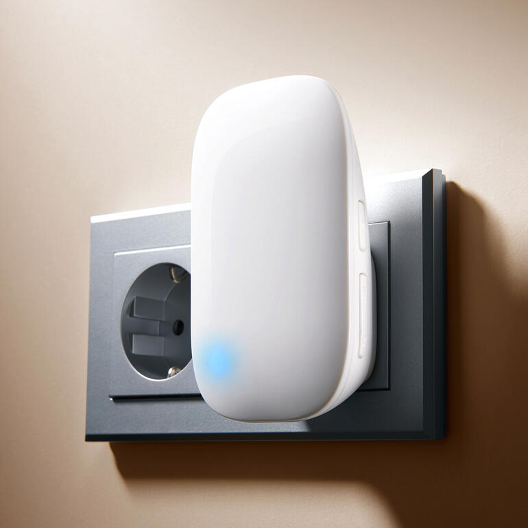 Batterielose Funk-Türklingel an einer Wandsteckdose
