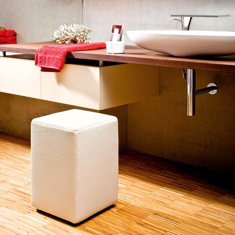 Schneeweißer Design-Hocker in einem Badezimmer.