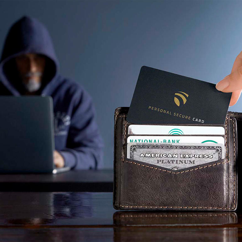 Ein Mann mit Kapuze und Laptop im Hintergrund, zieht eine RFID Secure-Card aus seinem Portemonnaie.