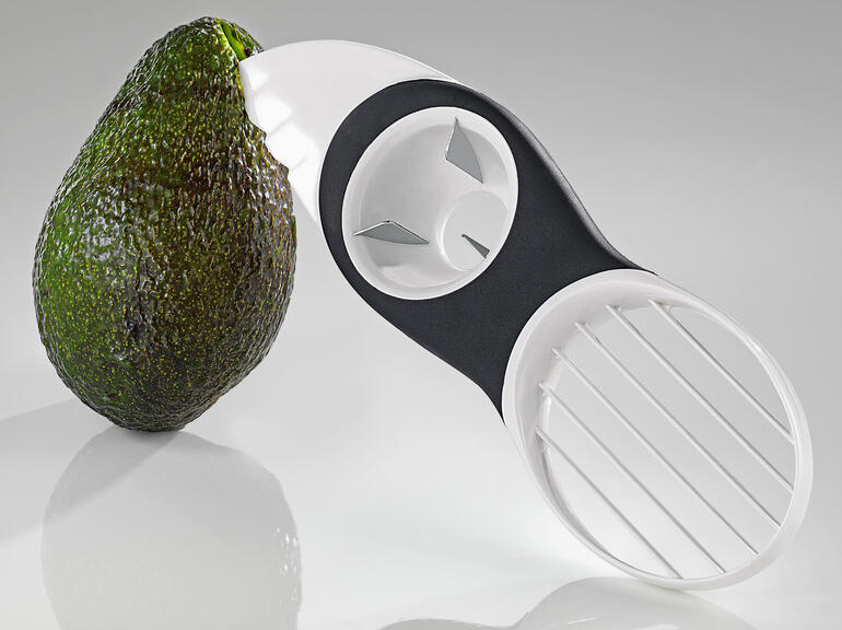 Mit nur wenigen Handgriffen halbieren, entkernen und portionieren Sie die Avocado spielend leicht. 3-in-1-Avocadoschneider mit einer Avocado.