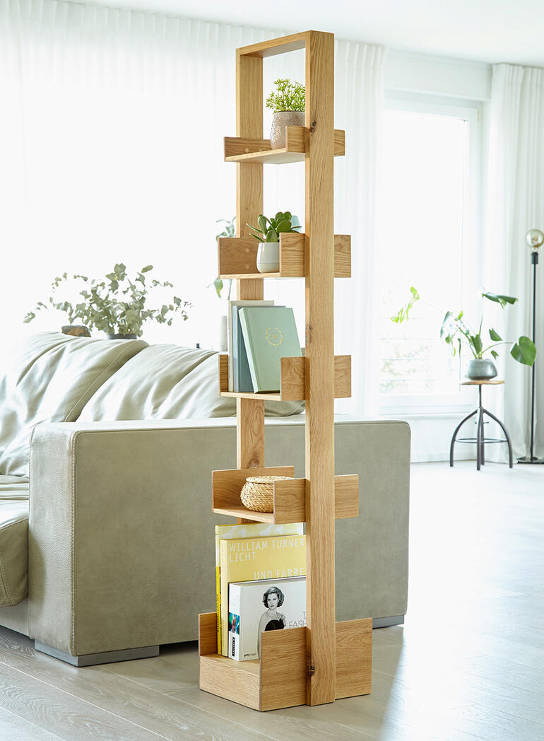 Helles Holzregal mit mehreren offenen Fächern.