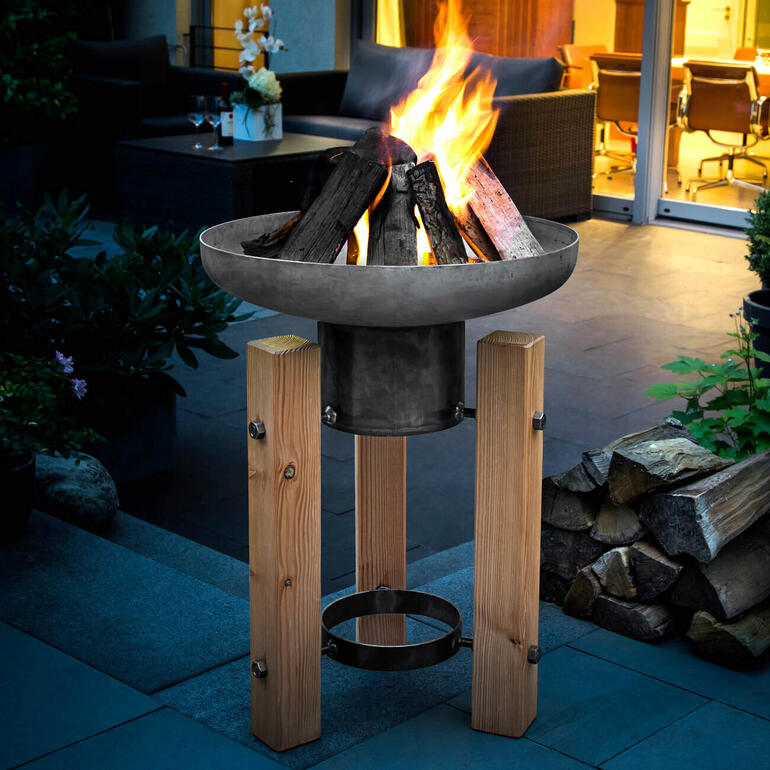 Feuer-/Pflanzschale auf Holzgestell im Garten
