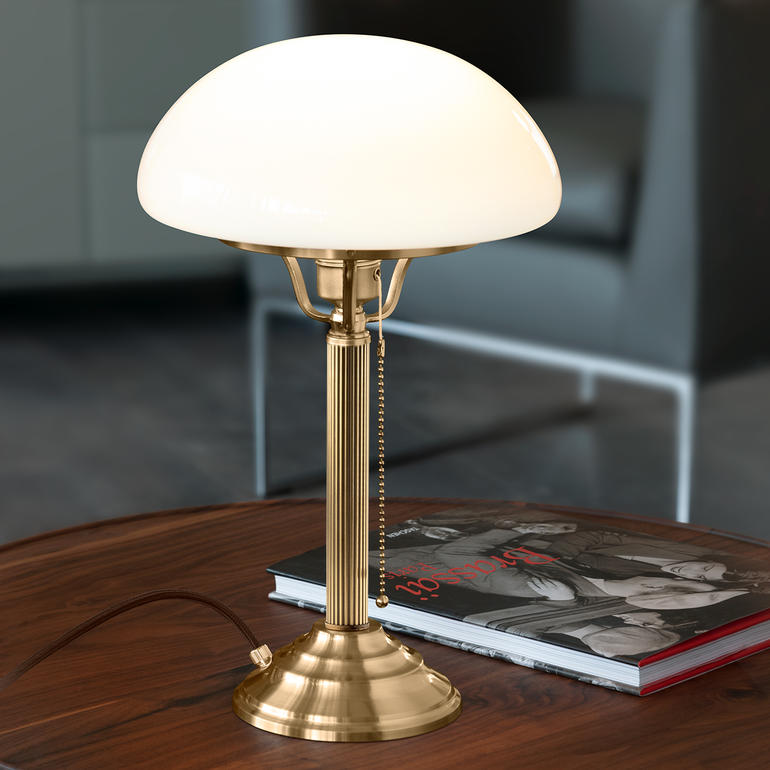 Berliner Messing-Pilzlampe im Wohnbereich auf einem Tisch.
