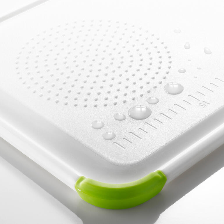 Detailansicht des hygienischen Schneidbretts mit Wassertröpfchen.