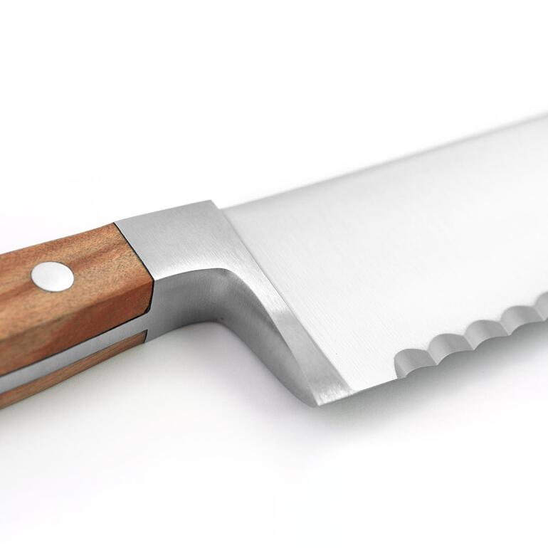 Nahaufnahme des Brotmessers, Fokus auf der Klinge.