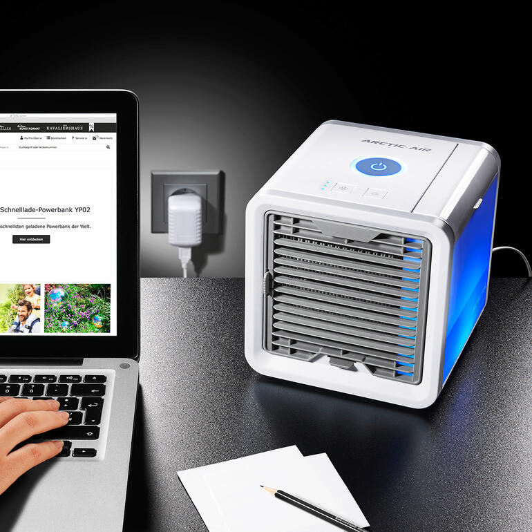 Personal Air-Cooler mit Laptop im Hintergrund.