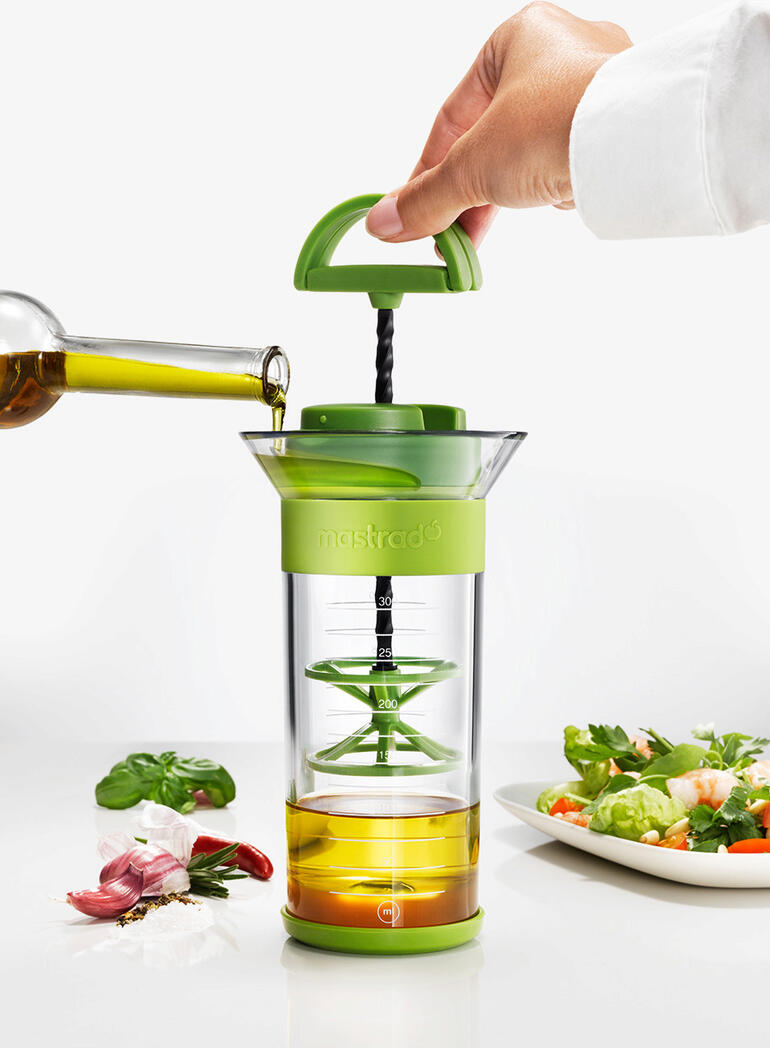 Qwik Wisk™ Hand-Quirl beim Mischen von Öl und Zutaten.