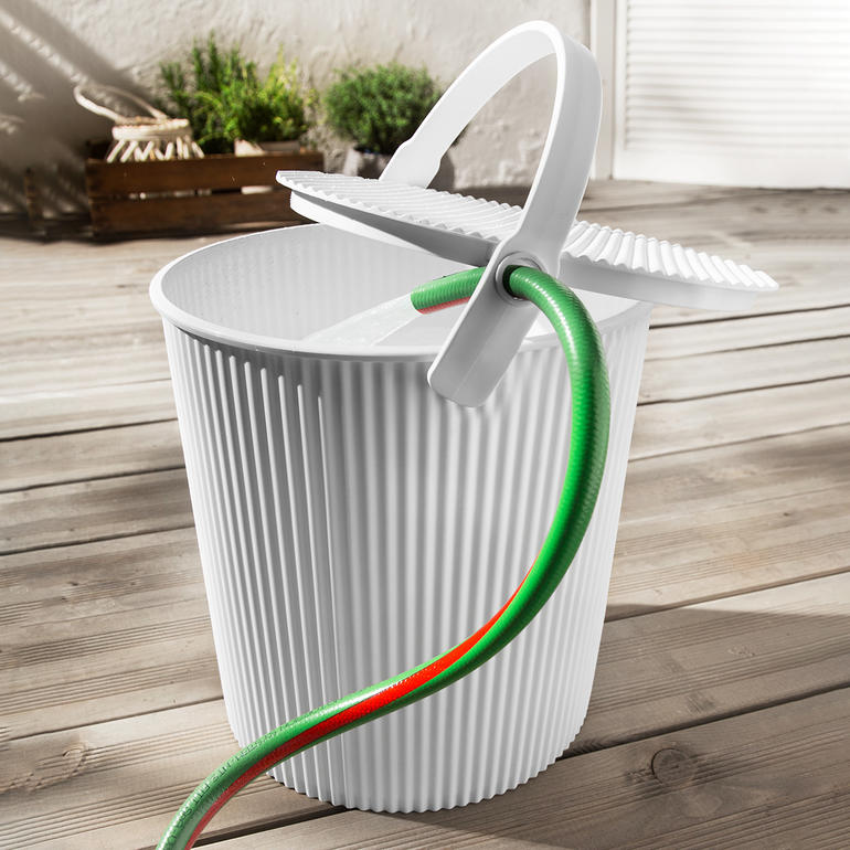Perfekt auch als Wassereimer mit praktischer Öffnung im Henkel. Weißer Multi Design Bucket mit Schlauch in einem Gartenbereich