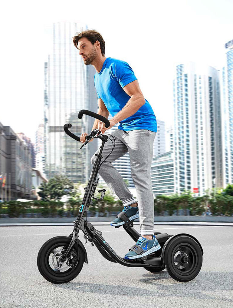 Me-Mover Fitnessgerät, Person auf dem Gerät in urbaner Umgebung.