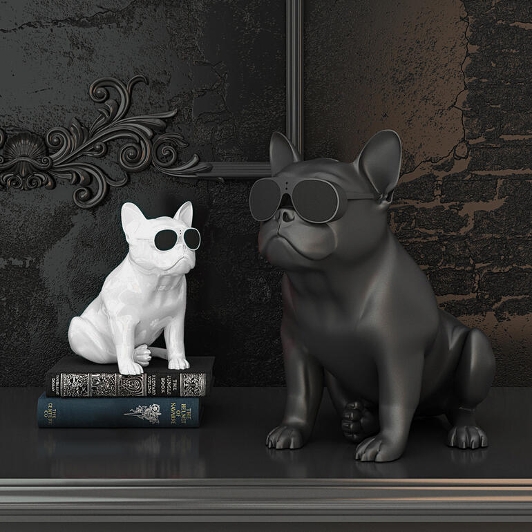 Zwei französische Bulldogs aus Kunststoff mit Sonnenbrillen