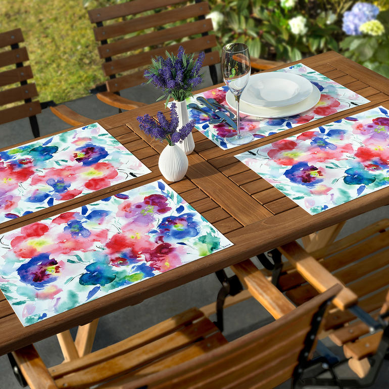 Aquarell-Tischsets auf einer Holzterrasse im Freien