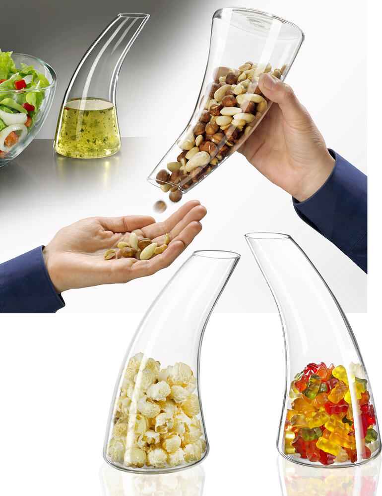 Snack-Spender in Form einer Karaffe mit Nüssen und Süßigkeiten.