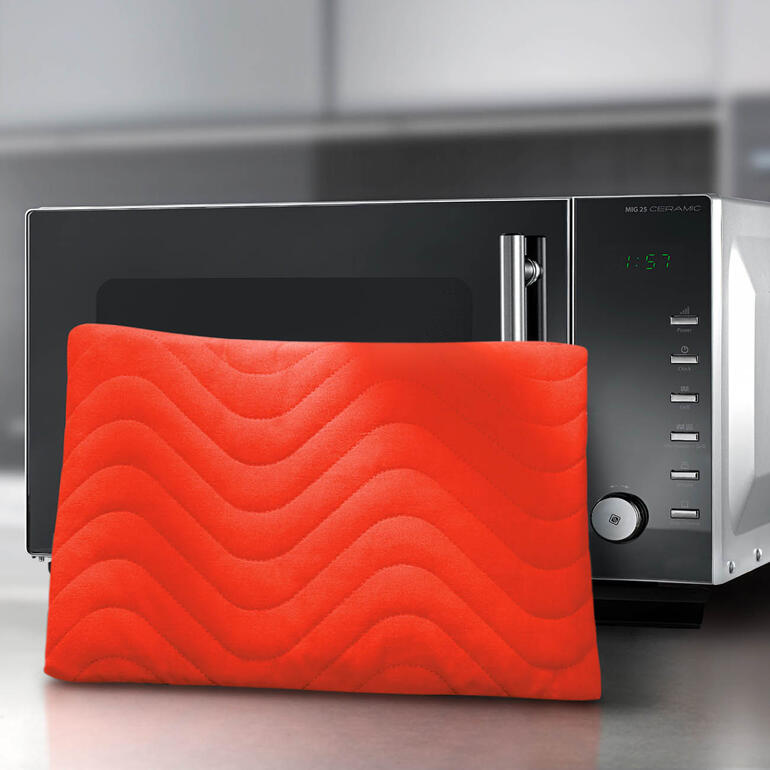 Gel-Wärmekissen im Vordergrund eines Mikrowellenofens.