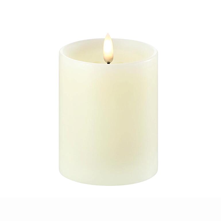 LED-Kerze in cremefarben, 10 cm hoch, mit flackernder Flamme.