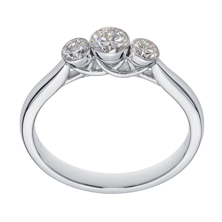 Ring mit drei schwebenden Diamanten auf silbernem Band