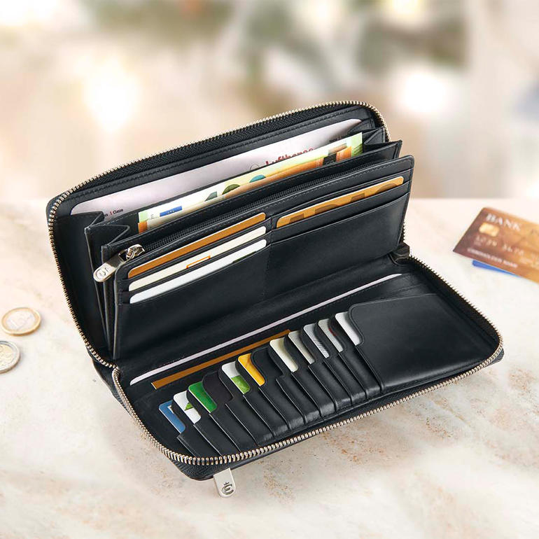 Öffnete schwarze Damengeldbörse mit Fächern für Karten und Münzen