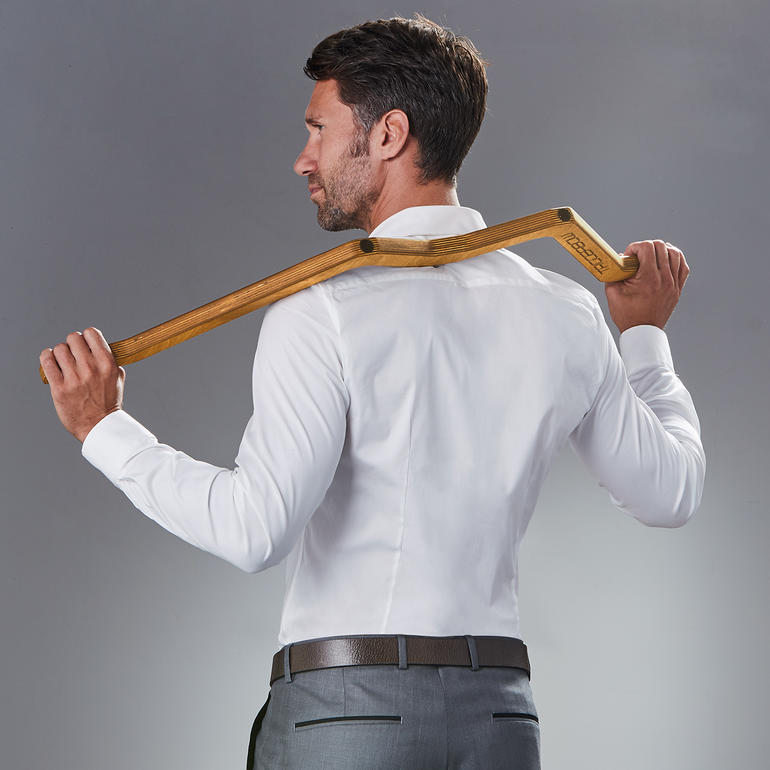 Mit dem TriggerBow® gelangen Sie jetzt mühelos auch an sonst fast unmöglich erreichbare Stellen. Mann nutzt TriggerBow Selbstmassage-Gerät im Rückenbereich