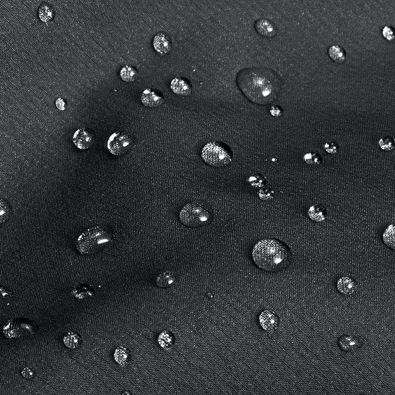 Wassertropfen auf dem Stoff der Berghaus ThinDown-Jacke
