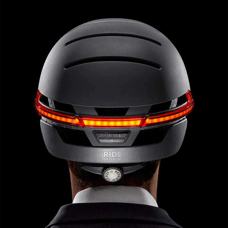 Urbanes Design mit seidenmatter Oberfläche und handgearbeitetem Lederschirm. Heckansicht eines Smart Helms BH51M von Livall mit rotem LED-Licht.