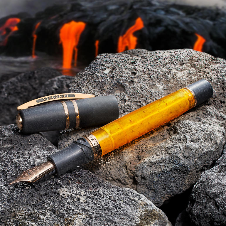 Visconti Füllfederhalter Pro-Idee-Edition auf steiniger Unterlage vor Lava.