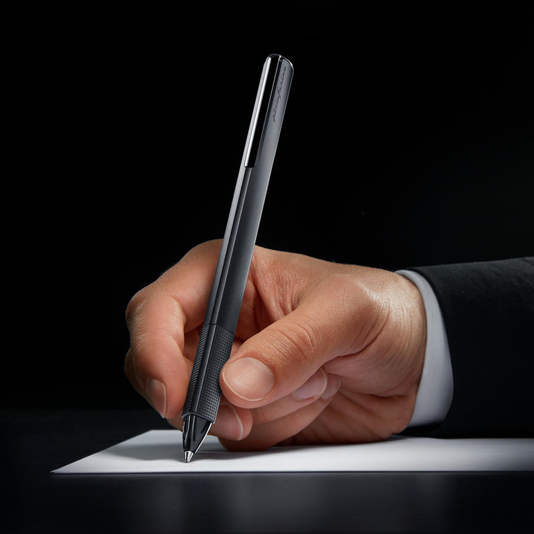 Hand schreibt mit einem Pininfarina Kugelschreiber auf weißem Papier