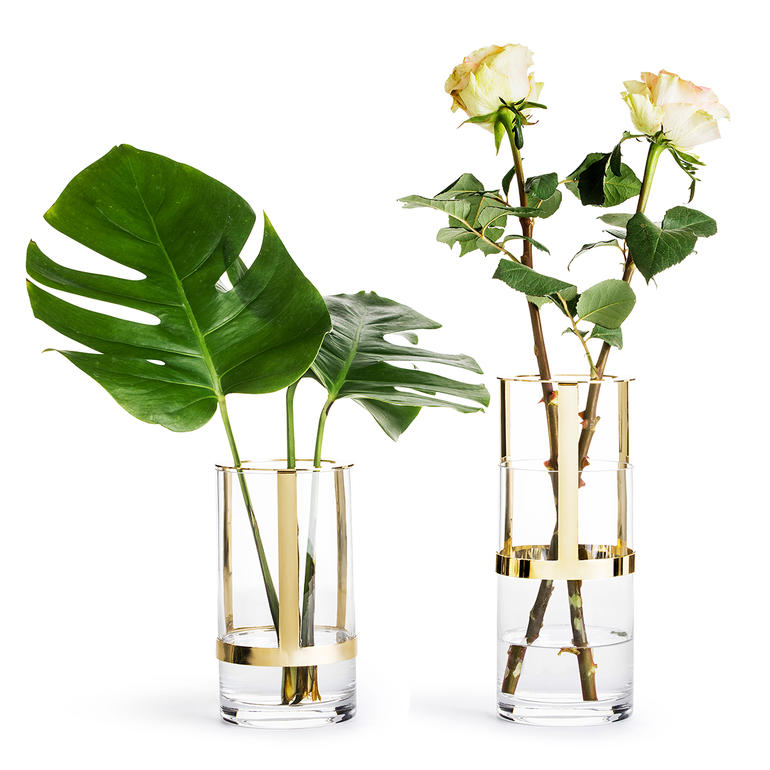 Höhenverstellbare Glaskübel mit goldfarbenem Rand und Blumen.