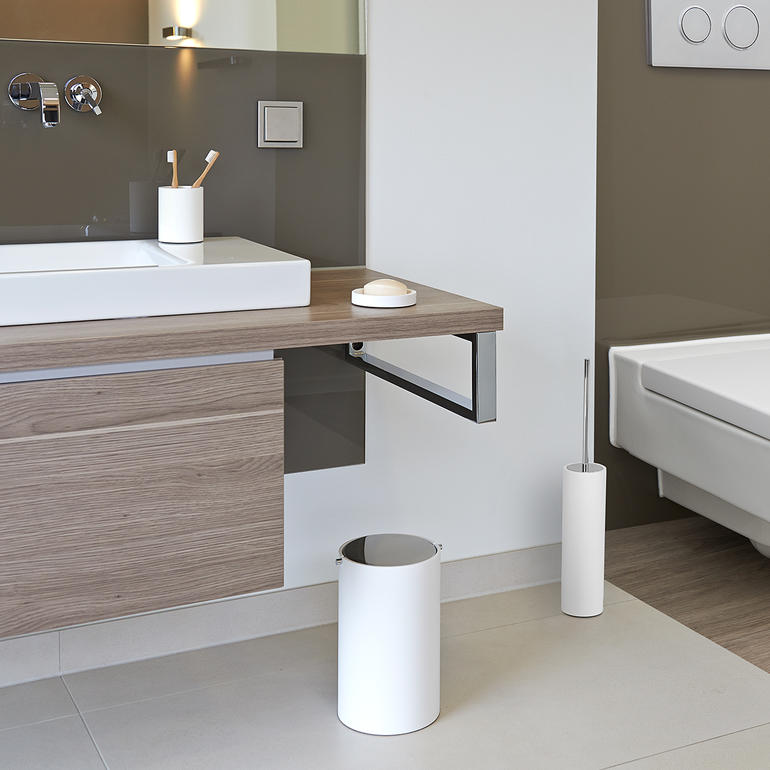 Moderne Badezimmereinrichtung mit Stone-Serie in weiß