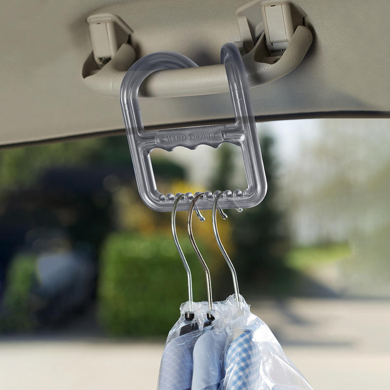 Kleider-Transporthilfe, hängend im Auto, mit drei Kleiderbügeln.