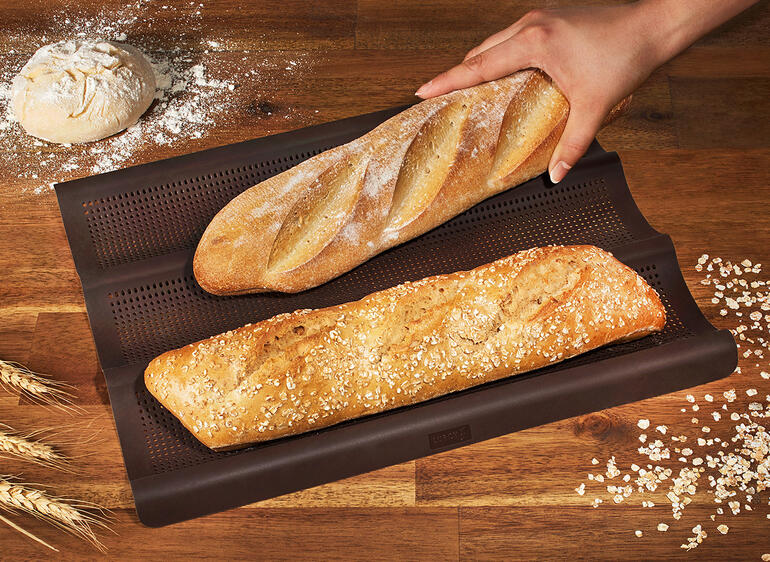 Silikon Baguette-Backmatte mit zwei frisch gebackenen Baguettes.